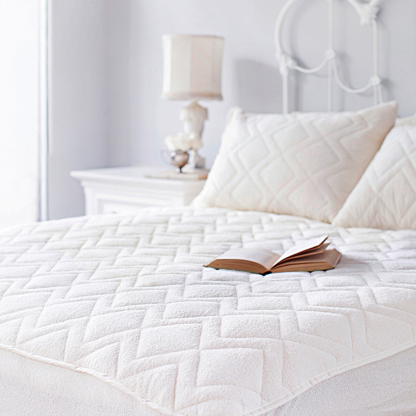 St. Dormeir 16 inch Mattress Protector by St. Genève